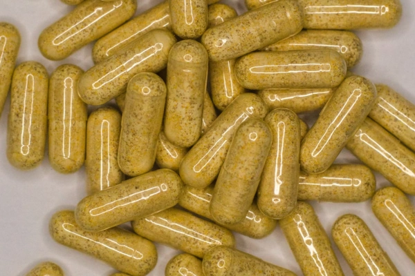 A pile of kratom capsules